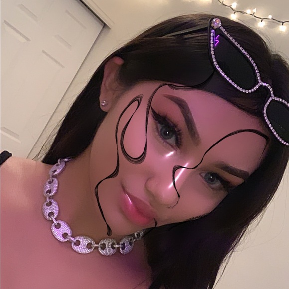 Meet your Posher, Bia - Picture 1 of 1